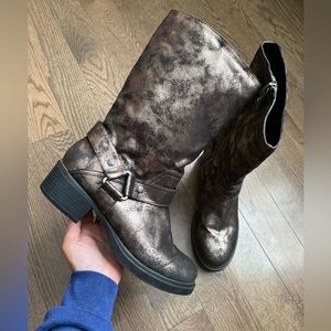 Simply Vera Vera Wang metallic crackle faux leather mid-calf moto boots size 7.5